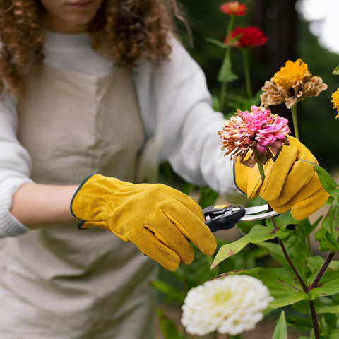 OZERO guantes en uso en jardinería con mejor control