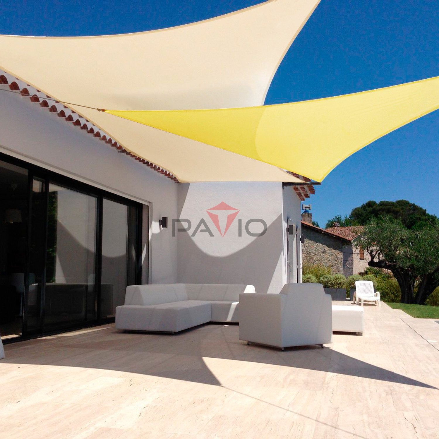Patio comparación de tamaño con persona ofreciendo escala clara