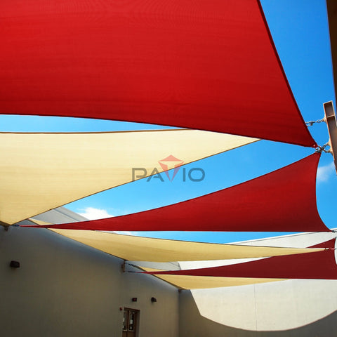 Patio ambiente de jardín con vela roja creando sombra ventilada y estética