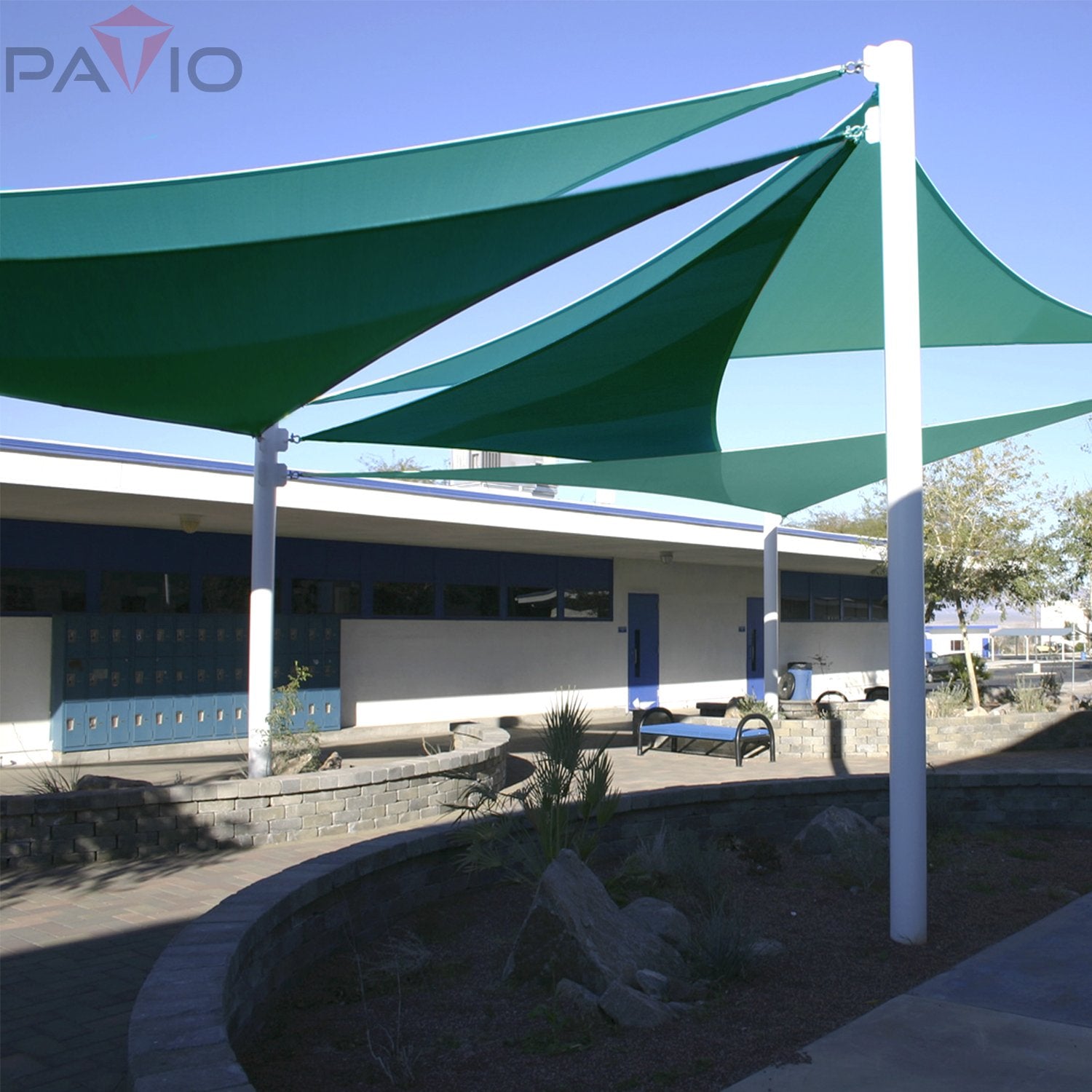 Patio ambiente de jardín turquesa creando espacio sombreado agradable