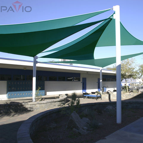 Patio ambiente de jardín turquesa creando espacio sombreado agradable
