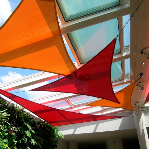 Patio Paradise comparación de tamaño con una mesa para referencia de escala