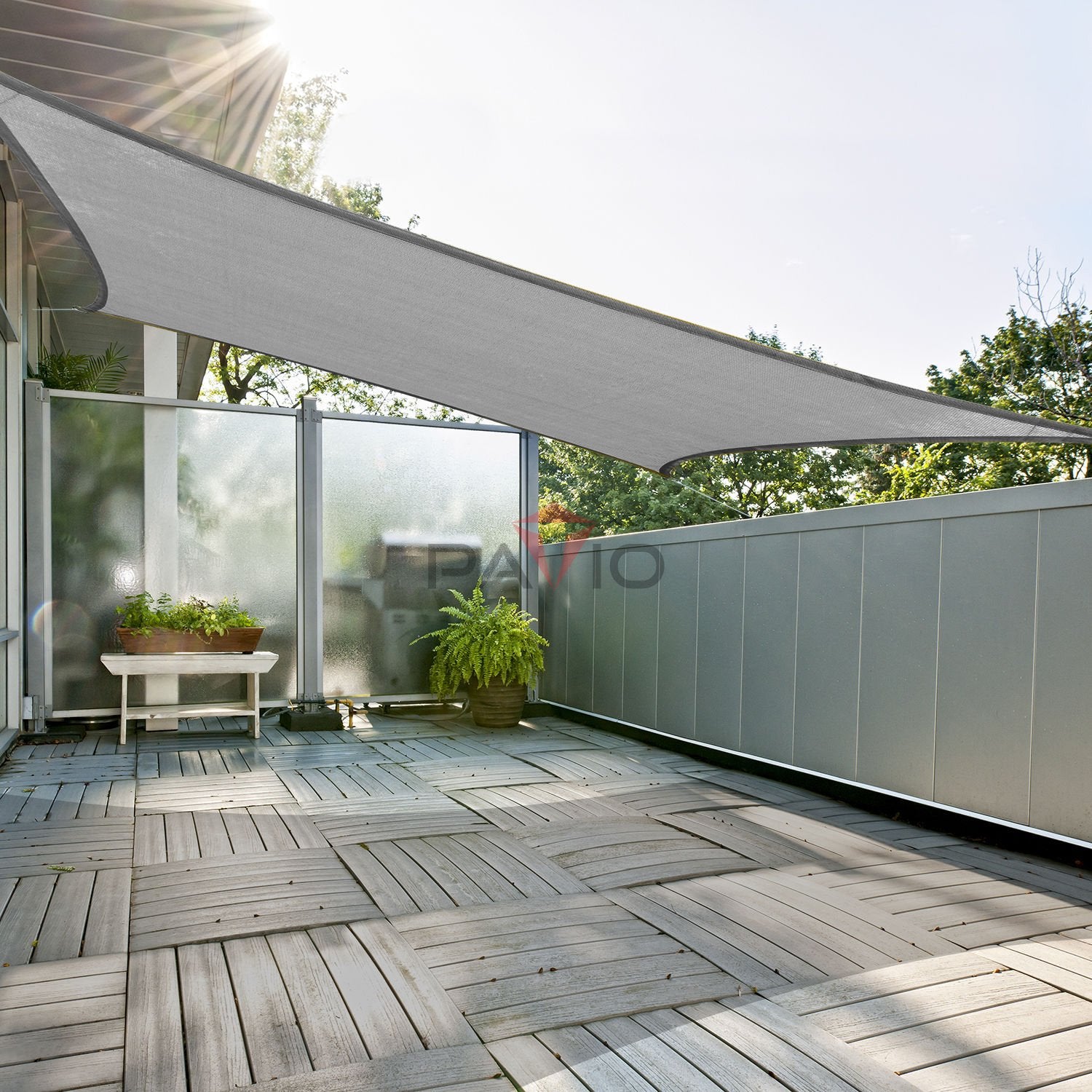 Patio vela junto a una regla para comparar tamaño y escala