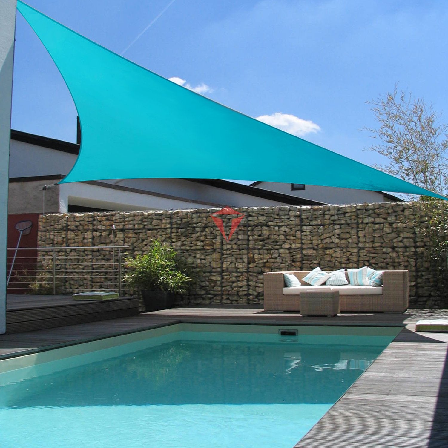 Patio vela junto a persona para comparar escala y protección