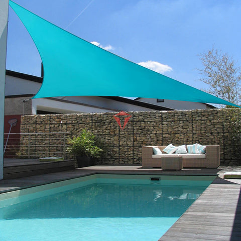Patio vela junto a persona para comparar escala y protección