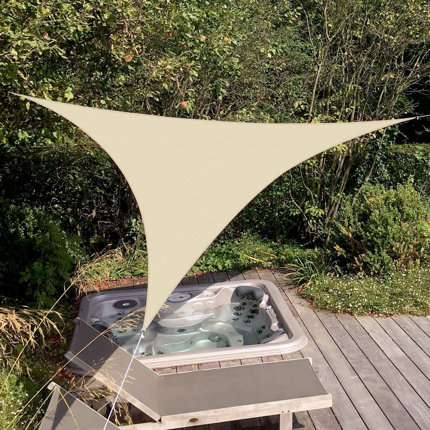 Patio ambiente de jardín con vela que mejora confort en exteriores