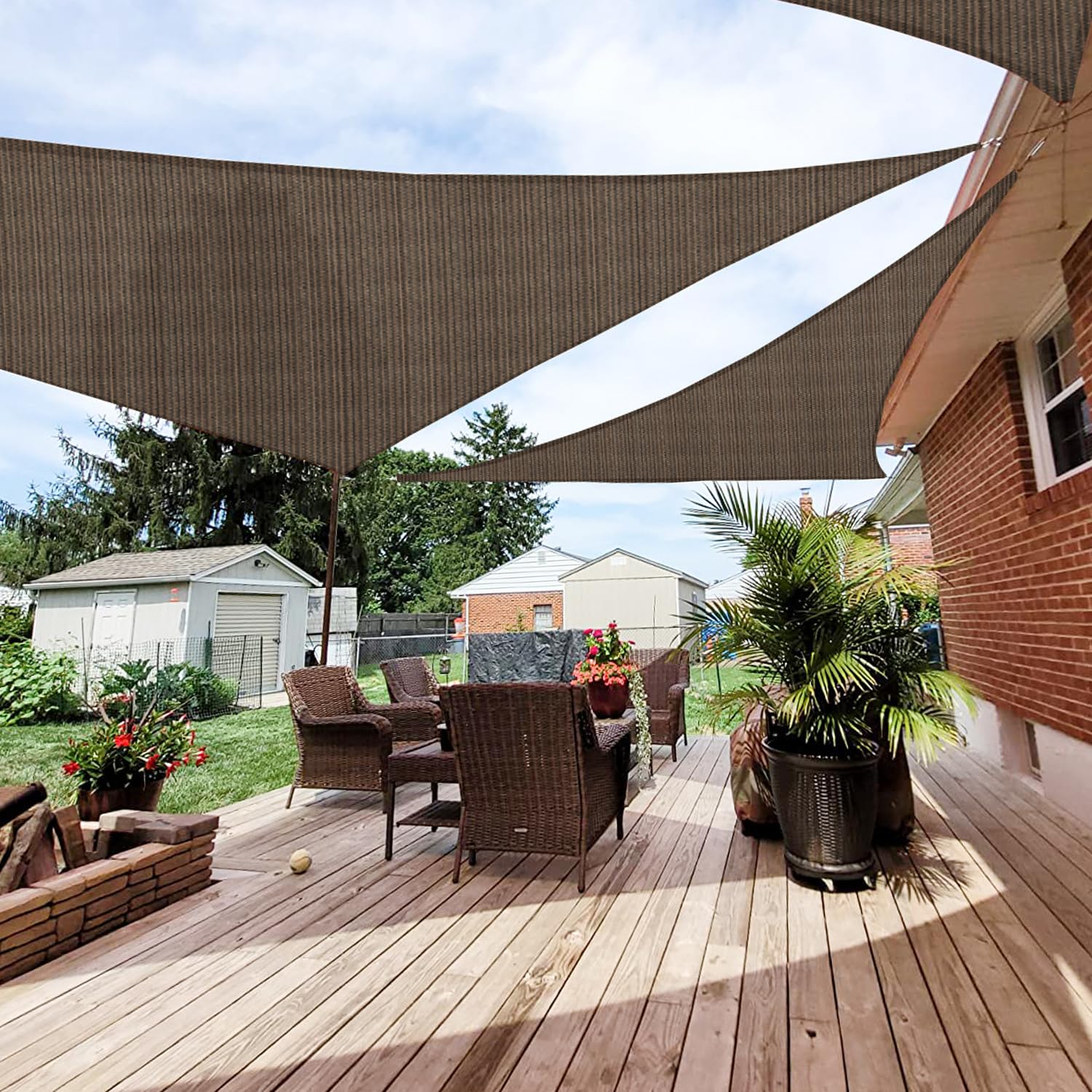 Patio Paradise vista frontal del toldo marrón mostrando cobertura y estética