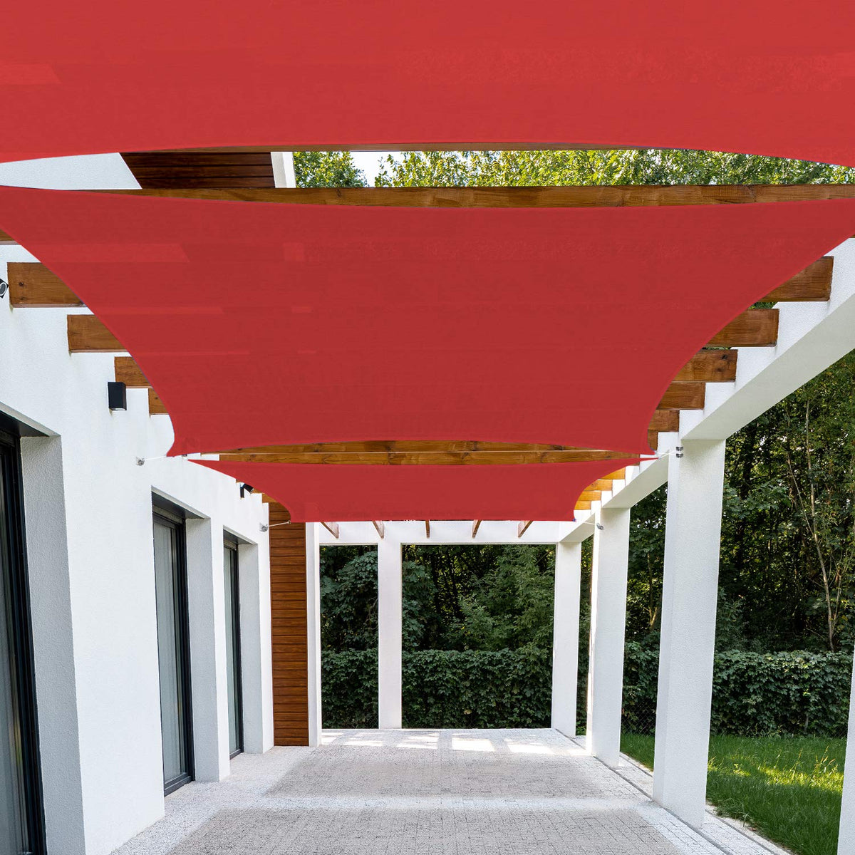 Patio vela frontal mostrando el toldo rojo y protección solar