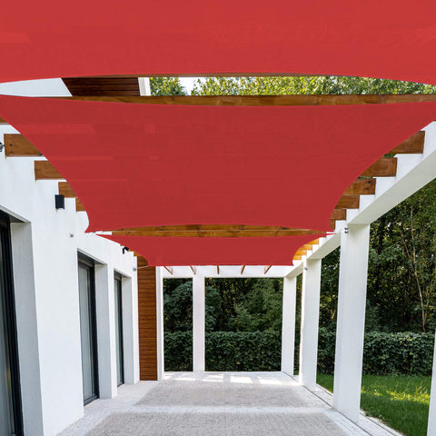 Patio vela frontal mostrando el toldo rojo y protección solar