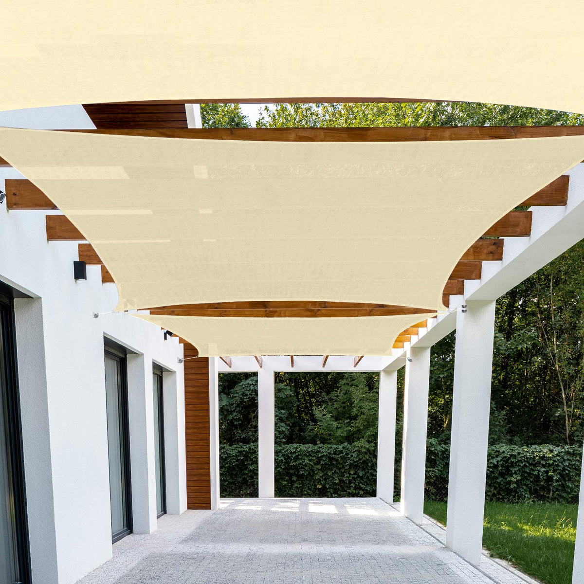 Patio Paradise vista frontal del toldo beige mostrando cobertura y diseño