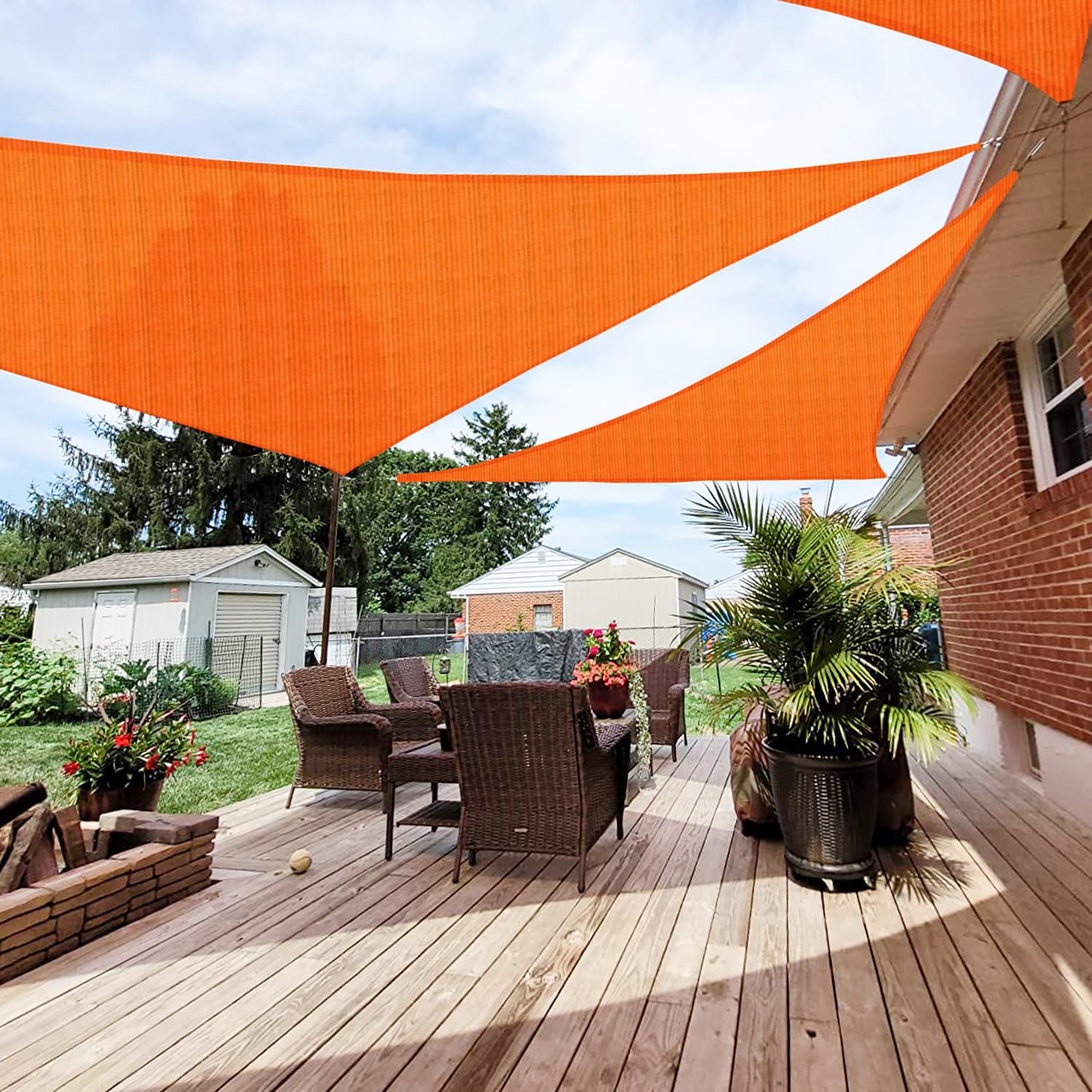 Patio vela frontal naranja mostrando cobertura y diseño atractivo
