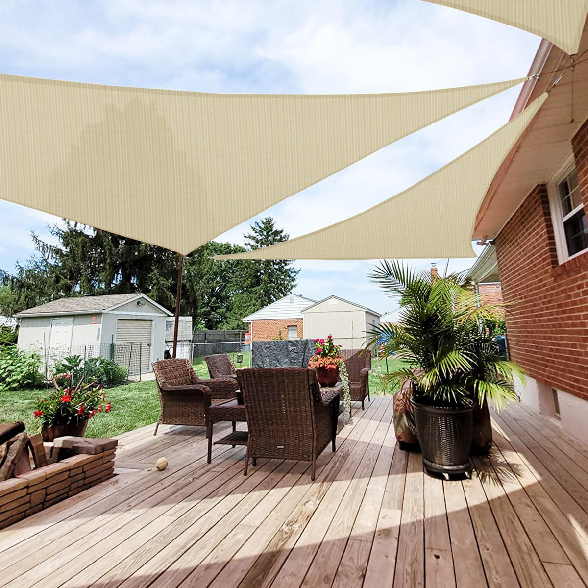 Patio Paradise vista frontal del toldo beige mostrando cobertura y sombra