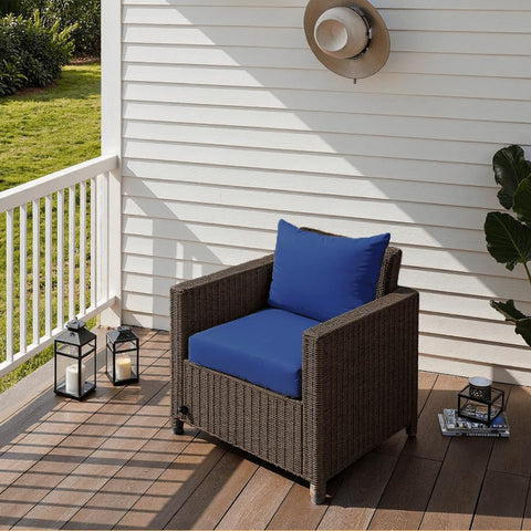 PatioGlow cojín azul en ambiente de terraza realzando el mobiliario exterior — estilo y resistencia