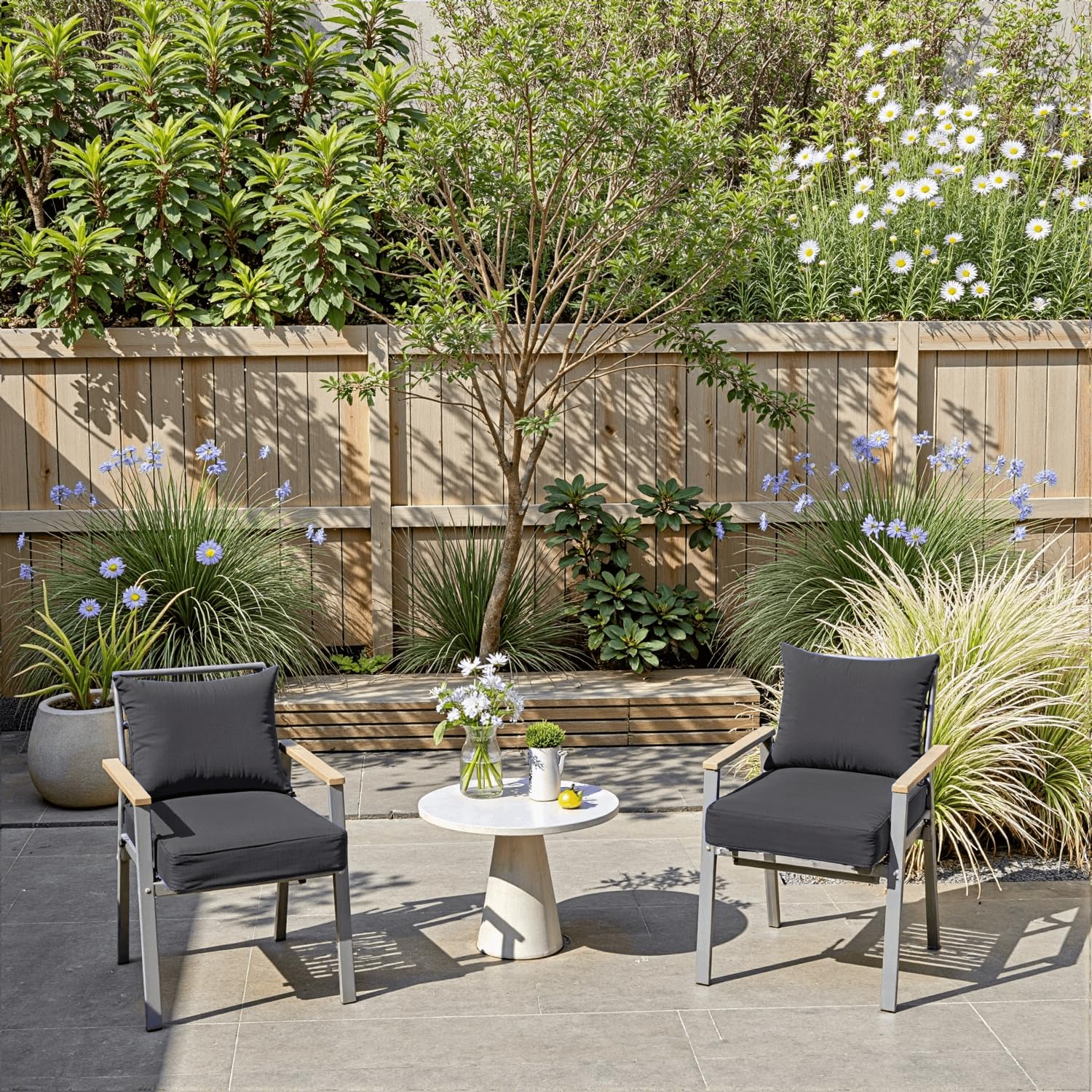 PatioGlow cojín colocado en silla de patio, soporte confortable