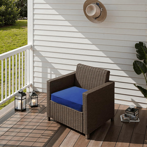 PatioGlow cojín junto a mano para comparar tamaño y grosor