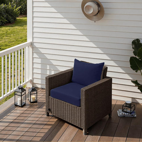 PatioGlow comparación de tamaño con una mano para referencia de escala