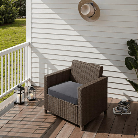 PatioGlow conjunto en jardín mostrando estilo y resistencia al clima