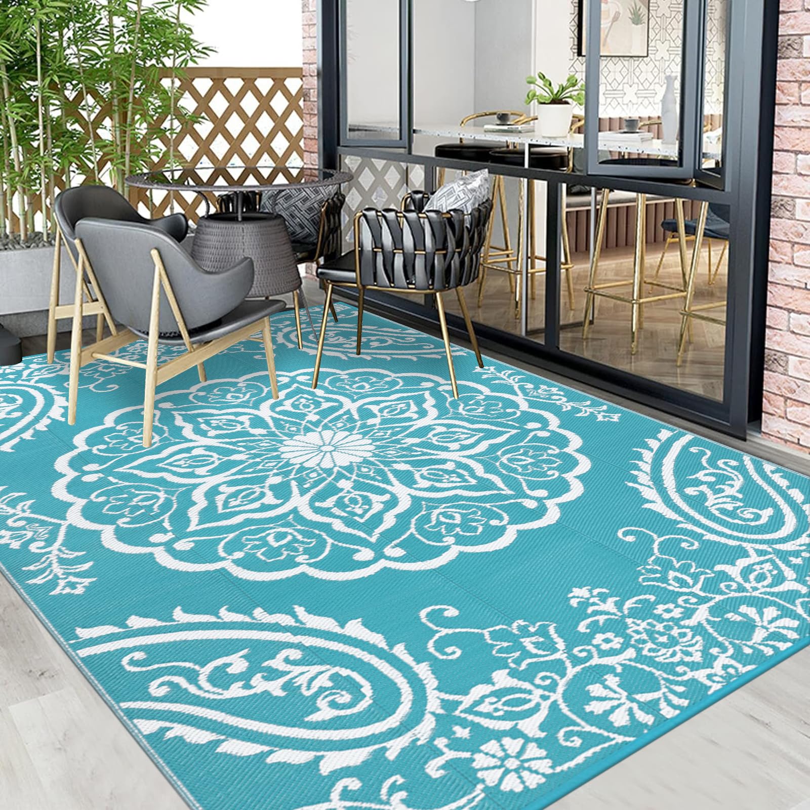 Pauwer alfombra en patio con muebles demostrando uso bajo exterior y estética