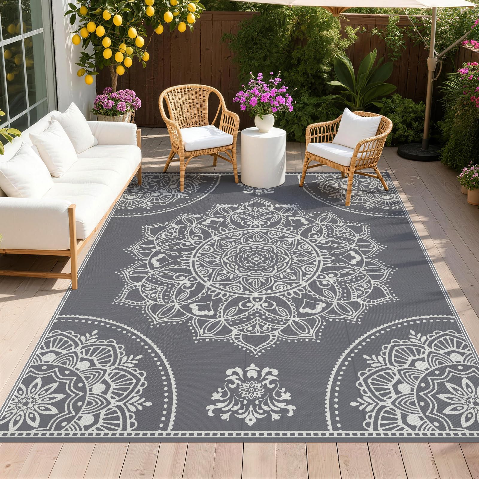 Pauwer alfombra exterior frontal mostrando patrón floral gris y durabilidad
