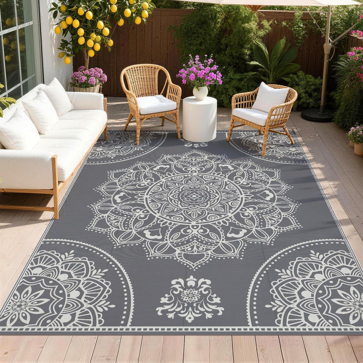 Pauwer alfombra exterior frontal mostrando patrón floral gris y durabilidad