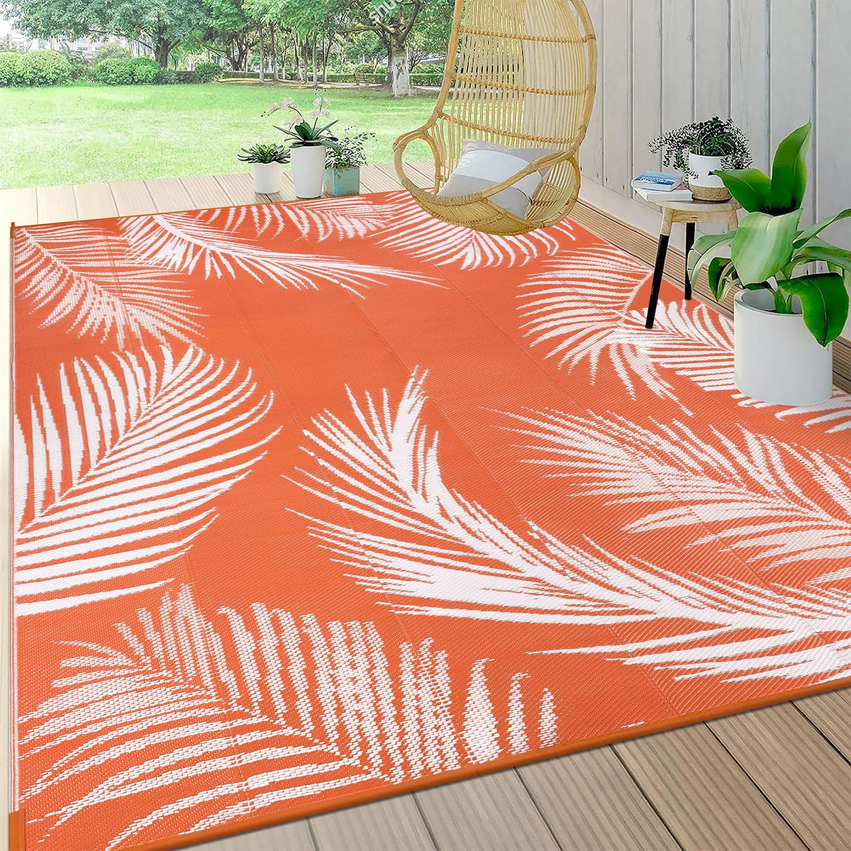Pauwer alfombra frontal con patrón de hojas naranja mostrando diseño y color duradero