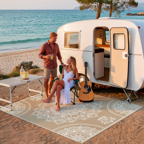Pauwer alfombra en la playa junto a equipo de camping mostrando portabilidad