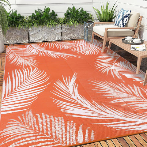 Pauwer muestra de tamaño 6x9 colocada para comparar escala con sillas de patio