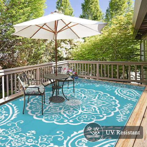 Pauwer alfombra en patio puesta bajo mesa, aporta confort y estilo exterior
