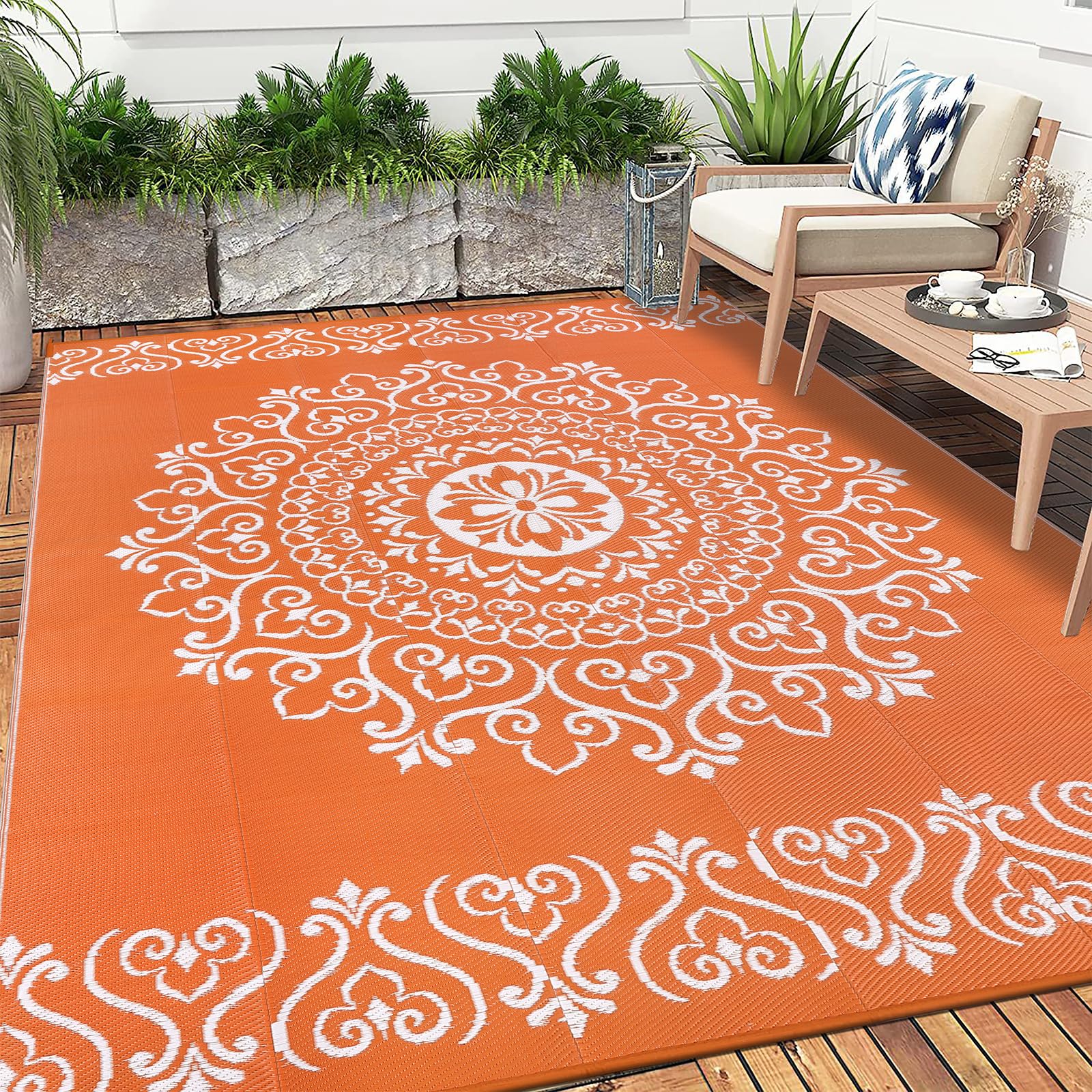 Pauwer escena en patio naranja crea ambiente acogedor y decorativo exterior