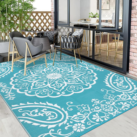 Pauwer comparación de tamaño junto a una silla para apreciar escala real