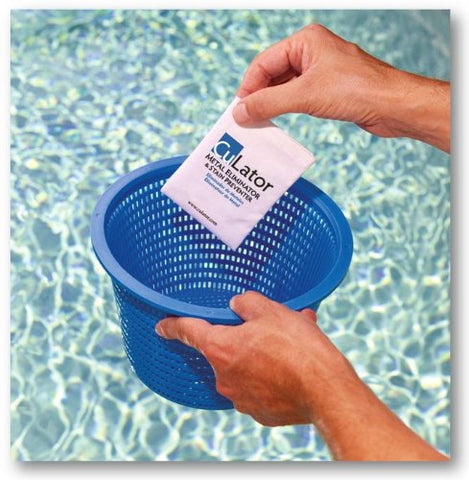 Periodic Products PowerPak cerca de azulejo de piscina demostrando protección de superficie