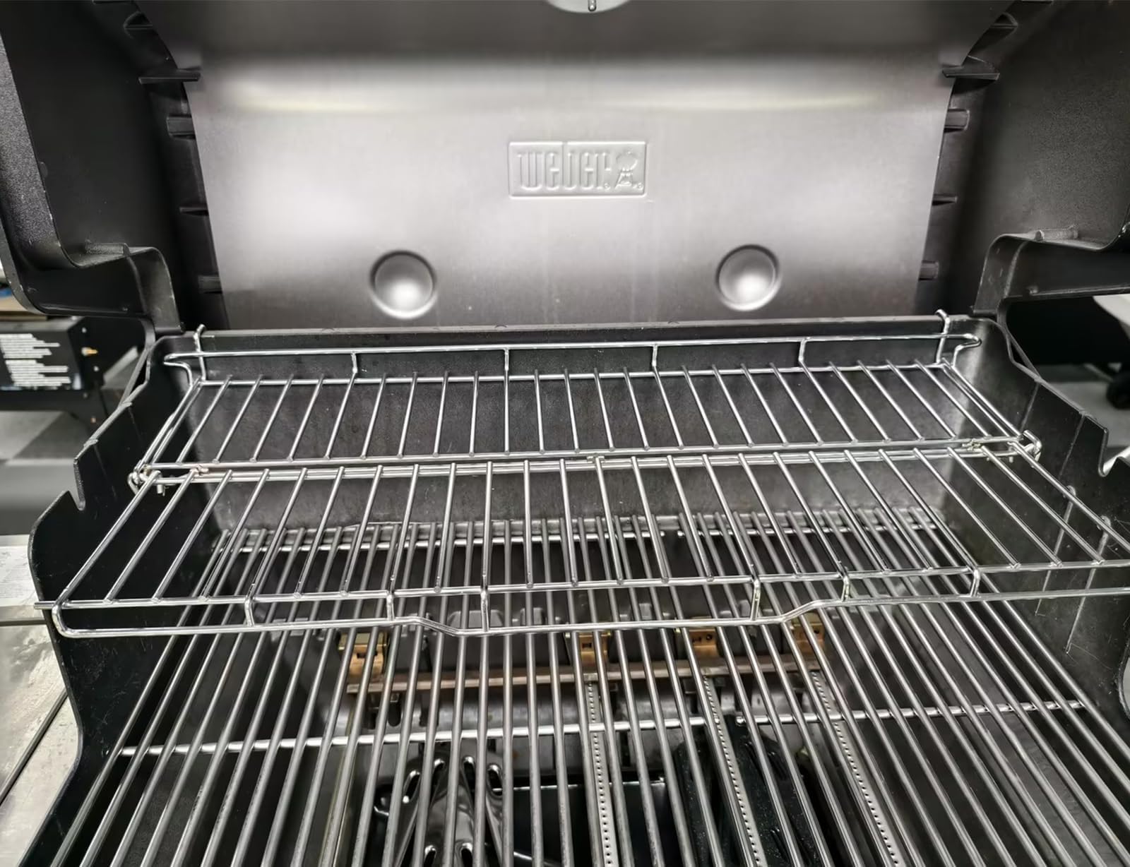 PETKAO ambiente de barbacoa con la rejilla instalada, ideal para reuniones