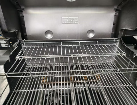 PETKAO ambiente de barbacoa con la rejilla instalada, ideal para reuniones