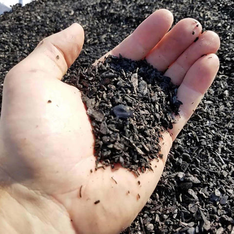 plantonix uso en jardín urbano demostrando ahorro de agua y salud vegetal