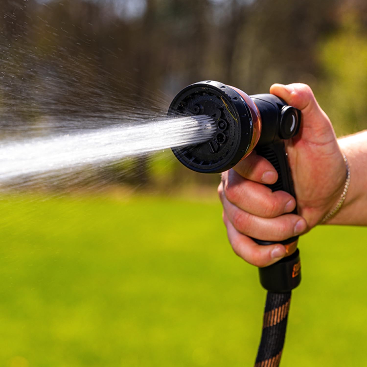Pocket Hose conectada a un grifo doméstico indicando compatibilidad estándar