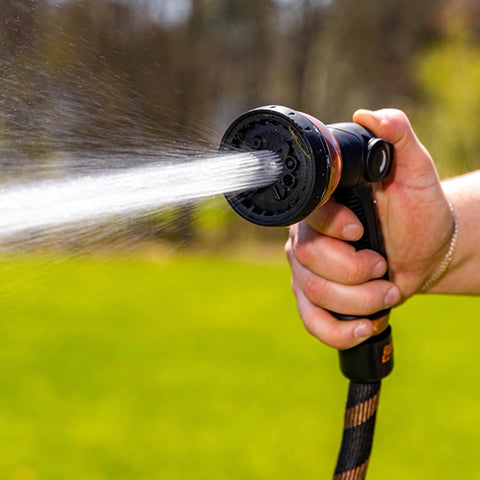 Pocket Hose conectada a un grifo doméstico indicando compatibilidad estándar