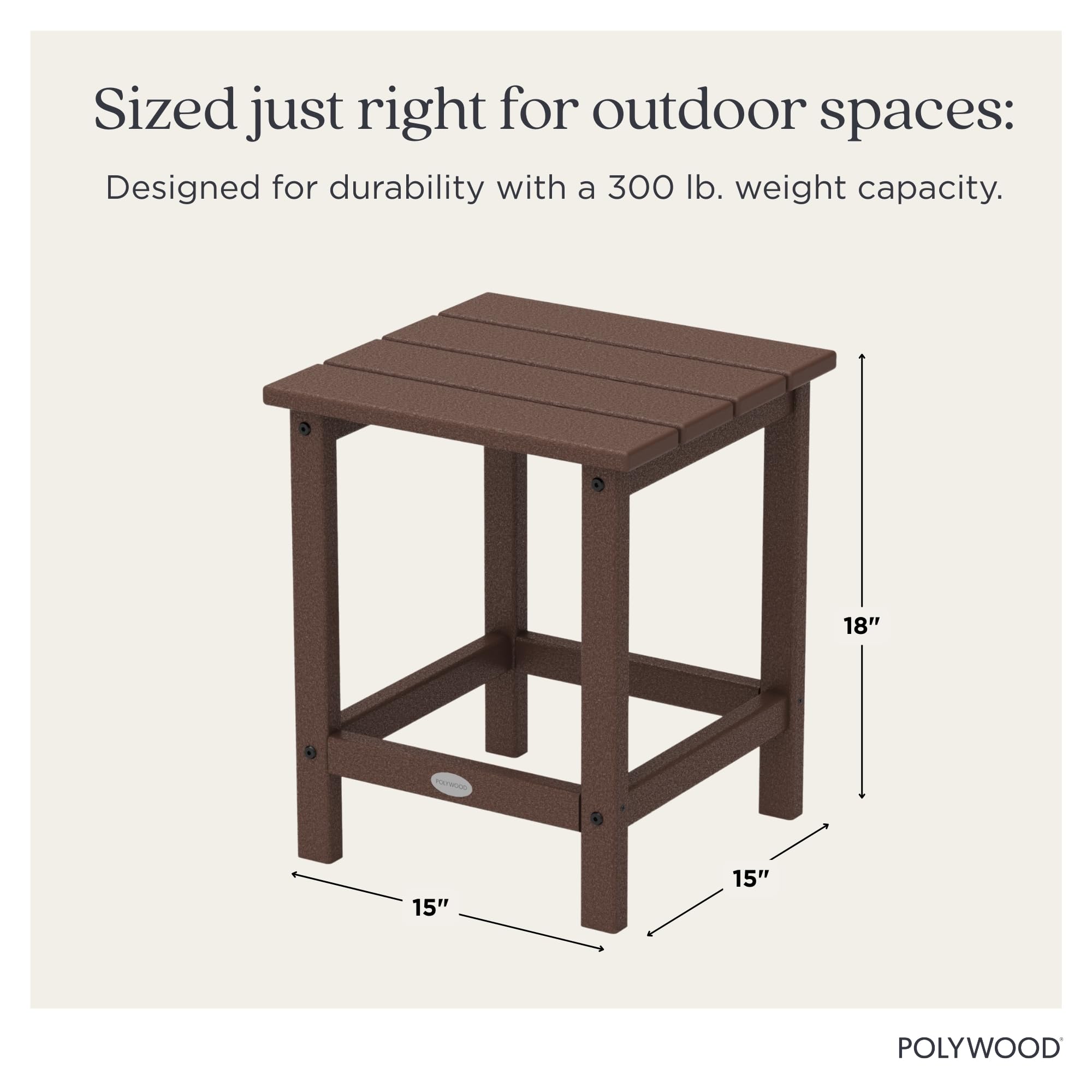 Polywood mesa en uso junto a una Adirondack sosteniendo bebidas