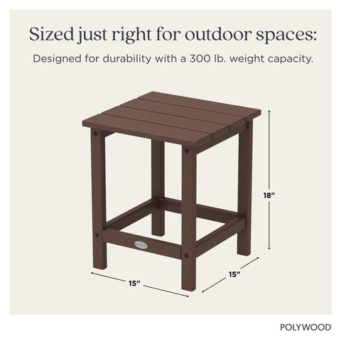 Polywood mesa en uso junto a una Adirondack sosteniendo bebidas