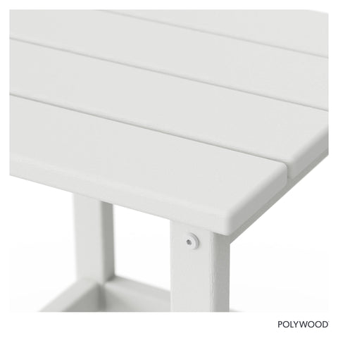 POLYWOOD superficie con gotas que muestra drenaje y resistencia al agua