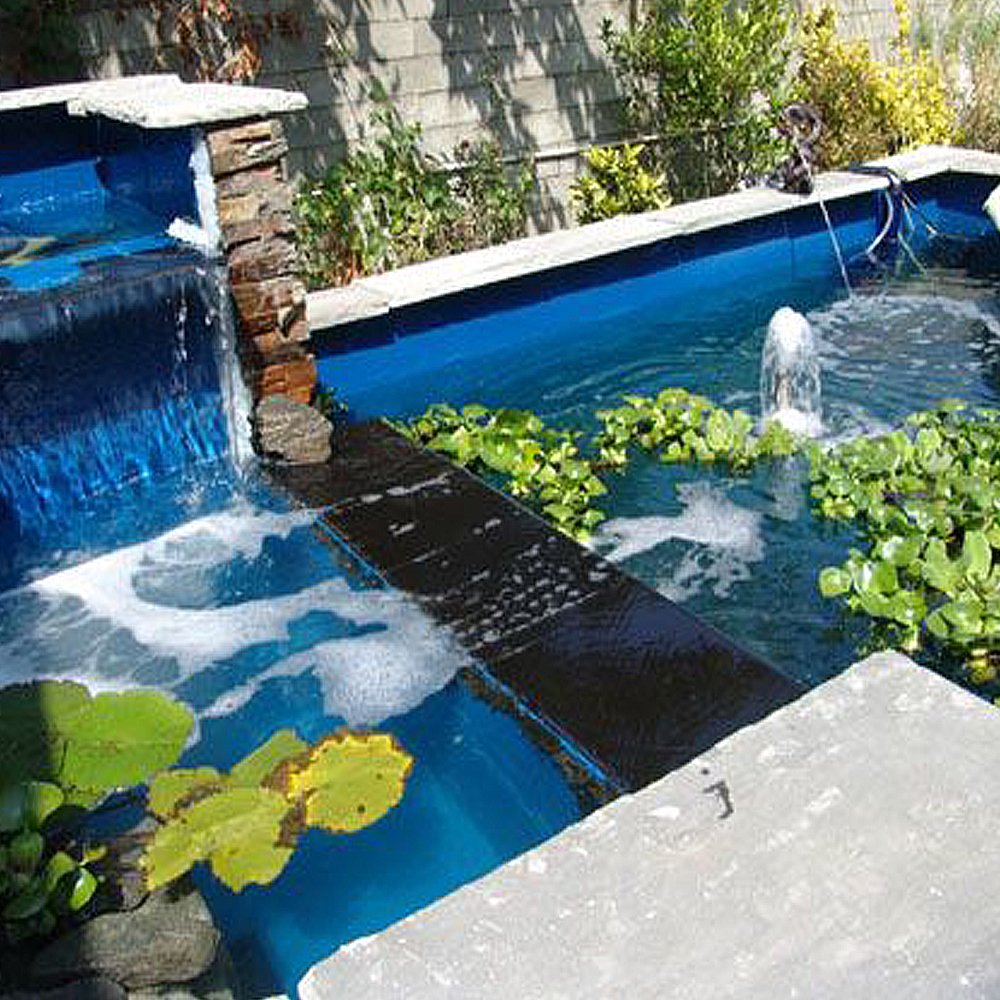 Pond Armor en jardín con plantas y peces, integración estética y segura