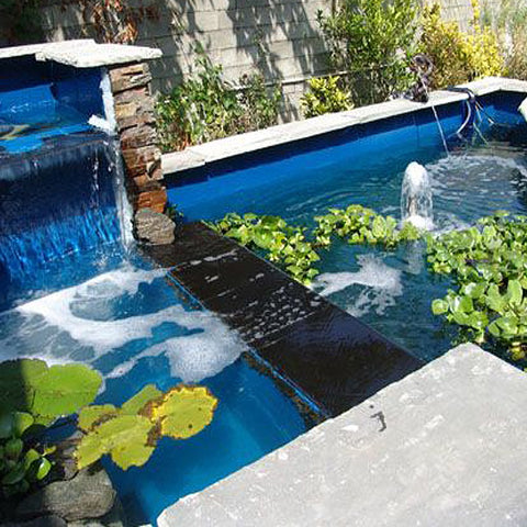 Pond Armor en jardín con plantas y peces, integración estética y segura