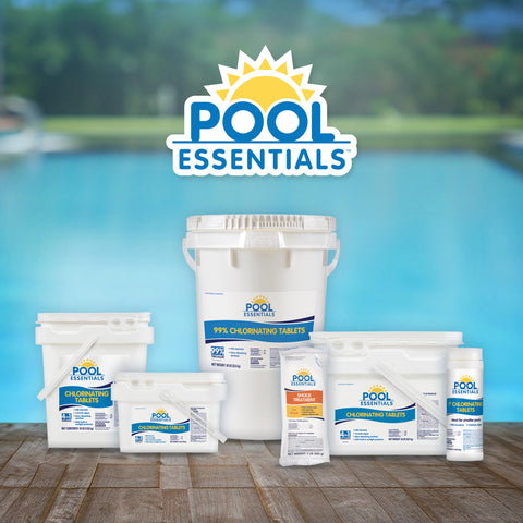 Pool Essentials tableta junto a una mano para mostrar tamaño y control de dosis práctico