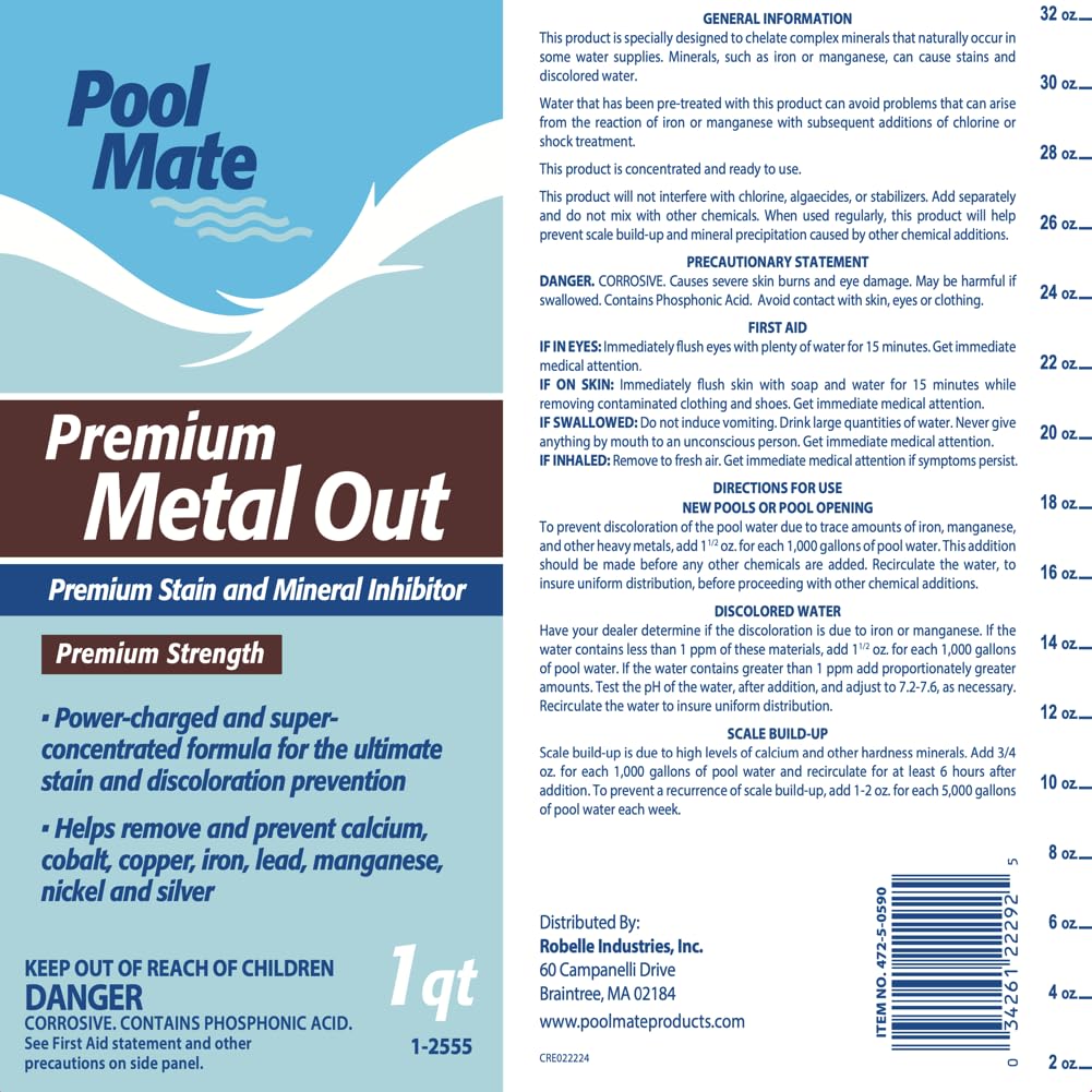Pool Mate vertiendo producto en la piscina para tratamiento eficaz