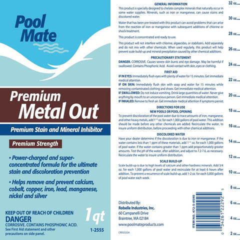 Pool Mate vertiendo producto en la piscina para tratamiento eficaz