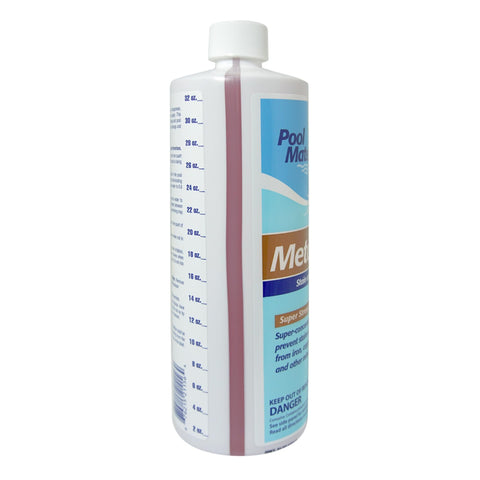 Pool Mate añadiéndose al agua en tubería demostrando aplicación fácil