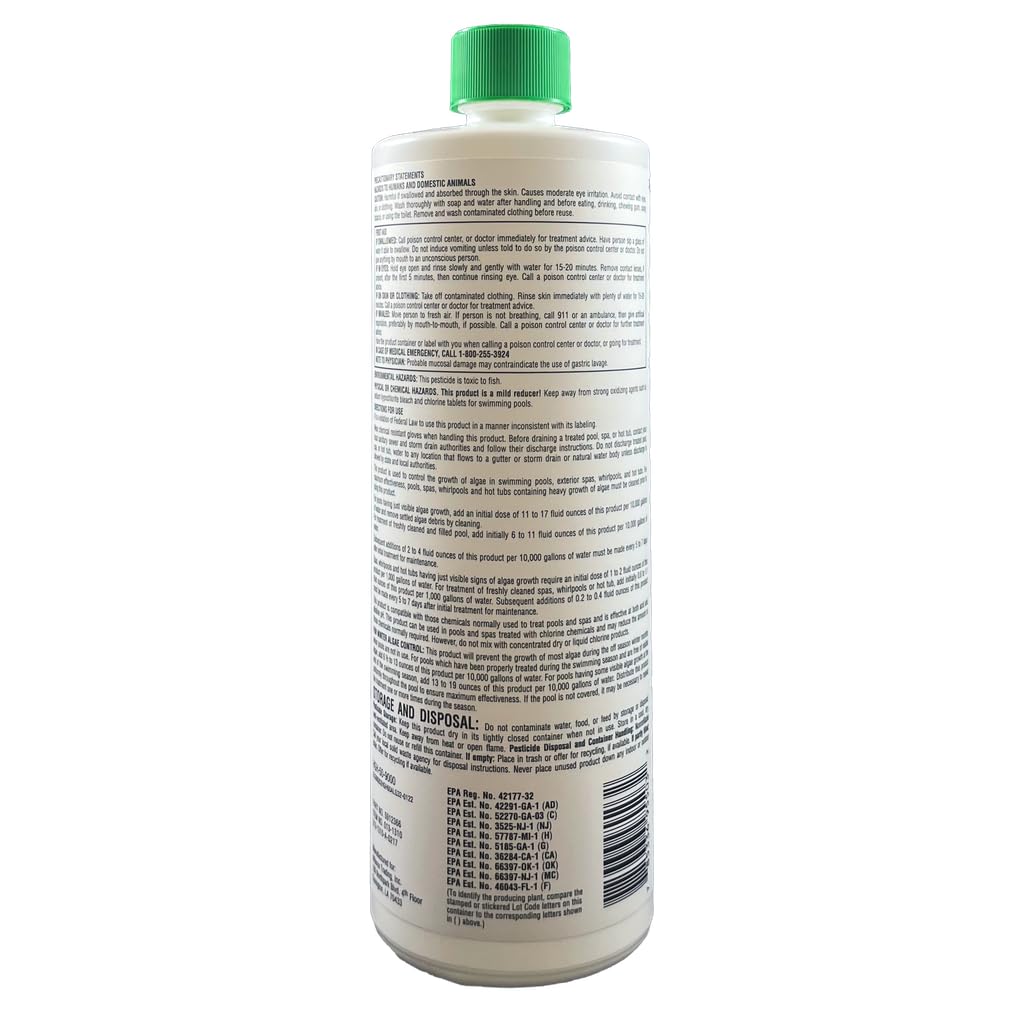 Pool Season botella junto a piscina limpia demostrando eficacia preventiva