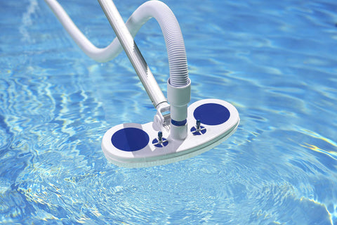 Poolmaster primer plano de cepillos perimetrales que levantan suciedad