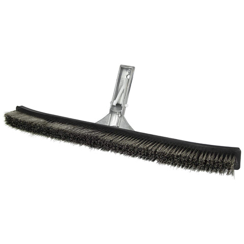 Poolmaster cepillo en uso frotando pared de gunite para eliminar manchas