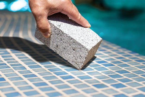 Poolmaster textura detallada de la piedra pómez que indica abrasión controlada