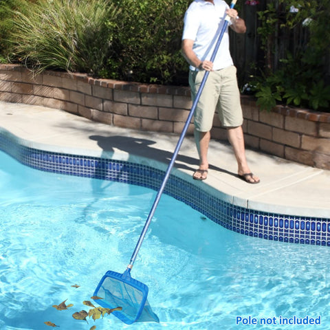 Poolvio skimmer en ambiente de jardín y piscina, ideal para uso familiar